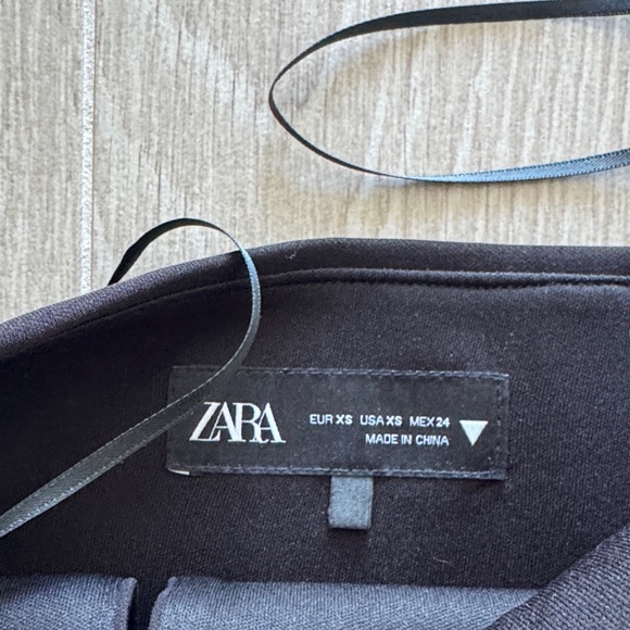 Zara Elegant Black Halter Top with Bow Accents - Picture 2 of 2